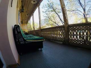 Хостелы Tbilisi Art Gate Hostel Тбилиси Кровать в общем 6-местном номере для мужчин и женщин-4