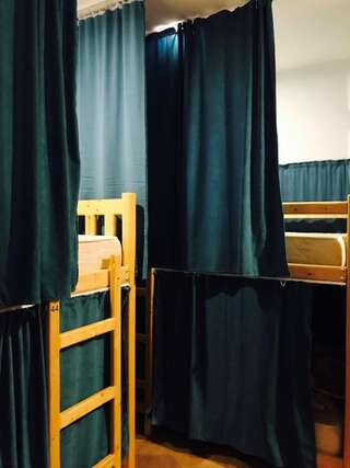 Хостелы Tbilisi Art Gate Hostel Тбилиси Кровать в общем 6-местном номере для мужчин и женщин-3