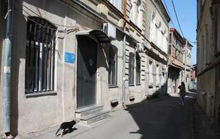 Хостелы Tbilisi Art Gate Hostel Тбилиси Кровать в общем 6-местном номере для мужчин и женщин-4