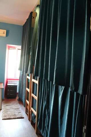 Хостелы Tbilisi Art Gate Hostel Тбилиси Кровать в общем 6-местном номере для мужчин и женщин-7