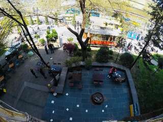 Хостелы Tbilisi Art Gate Hostel Тбилиси Кровать в общем 6-местном номере для мужчин и женщин-8