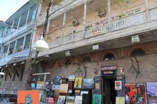 Хостелы Tbilisi Art Gate Hostel Тбилиси Кровать в общем 6-местном номере для мужчин и женщин-1