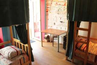 Хостелы Tbilisi Art Gate Hostel Тбилиси Кровать в общем 6-местном номере для мужчин и женщин-2