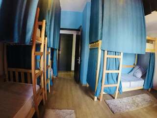 Хостелы Tbilisi Art Gate Hostel Тбилиси Кровать в общем 6-местном номере для мужчин и женщин-1