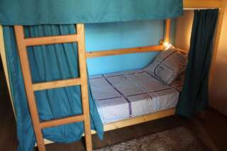 Хостелы Tbilisi Art Gate Hostel Тбилиси Кровать в общем 6-местном номере для мужчин и женщин-2