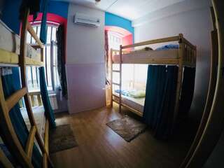 Хостелы Tbilisi Art Gate Hostel Тбилиси Кровать в общем 6-местном номере для мужчин и женщин-2